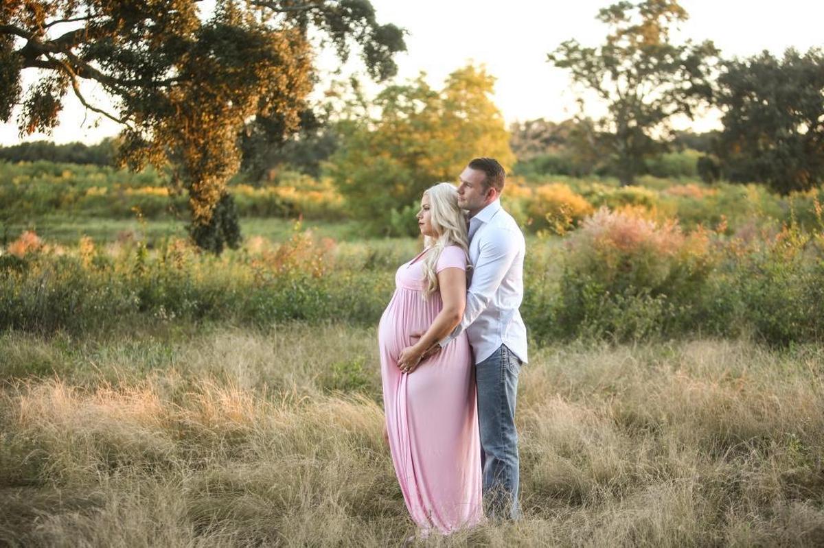 The location of the old Broadwater Sun golf course is a great spot for couples photography and pregnancy photography.