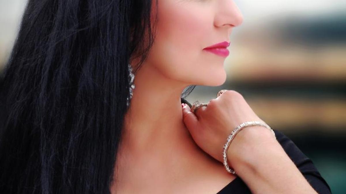 Crystal Gayle will be at the Island View Casino in Gulfport at 8 p.m. Saturday.