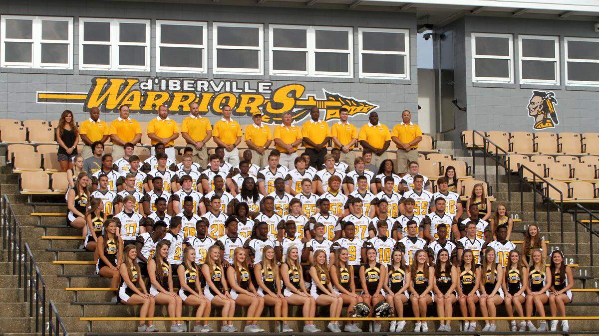 TIM ISBELL/SUN HERALDThe 2015 D'Iberville football team and cheerleaders. . .