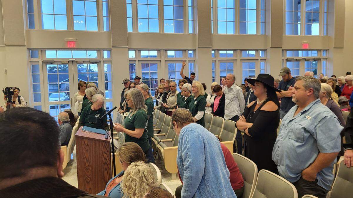 Residents packed a CIty Hall meeting room Thursday to fight for a historic Live oak tree on the Coast.