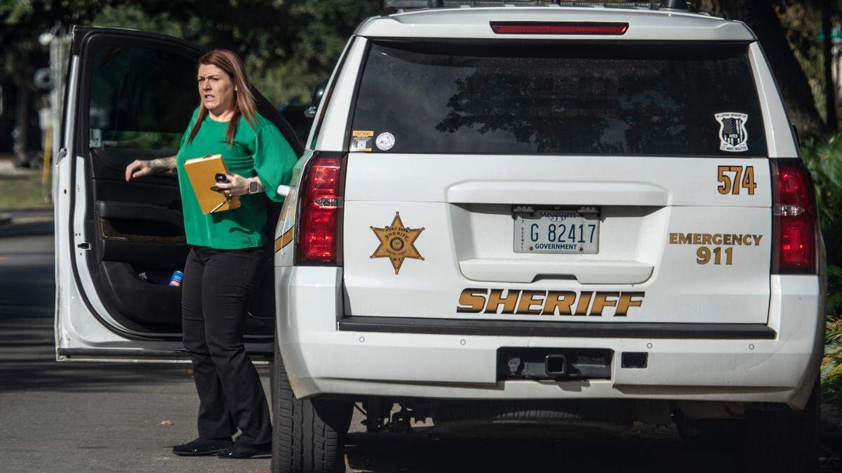 Hancock County Sheriff’s deputy Laura Lynn Yager arrives at Dan M. Russell Federal Courthouse in Gulfport on Wednesday, Nov. 29, 2023, to testify before a grand jury.