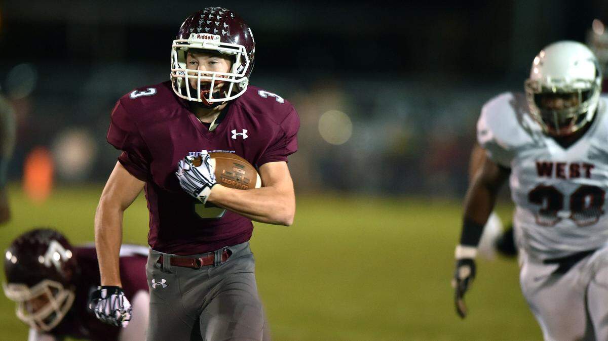 East Central running back Cameron Gray (3) carries the ball for a touchdown against West Lauderdale during the first quarter, Friday, Nov. 10, 2017, at  East Central High School in Hurley.