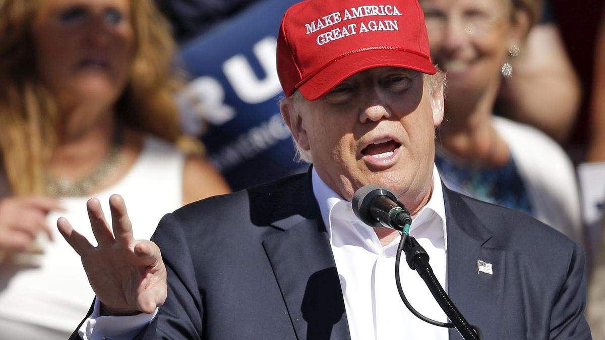 ELAINE THOMPSON/ASSOCIATED PRESS 
 Republican presidential candidate Donald Trump speaks at a rally Saturday in Lynden, Wash.