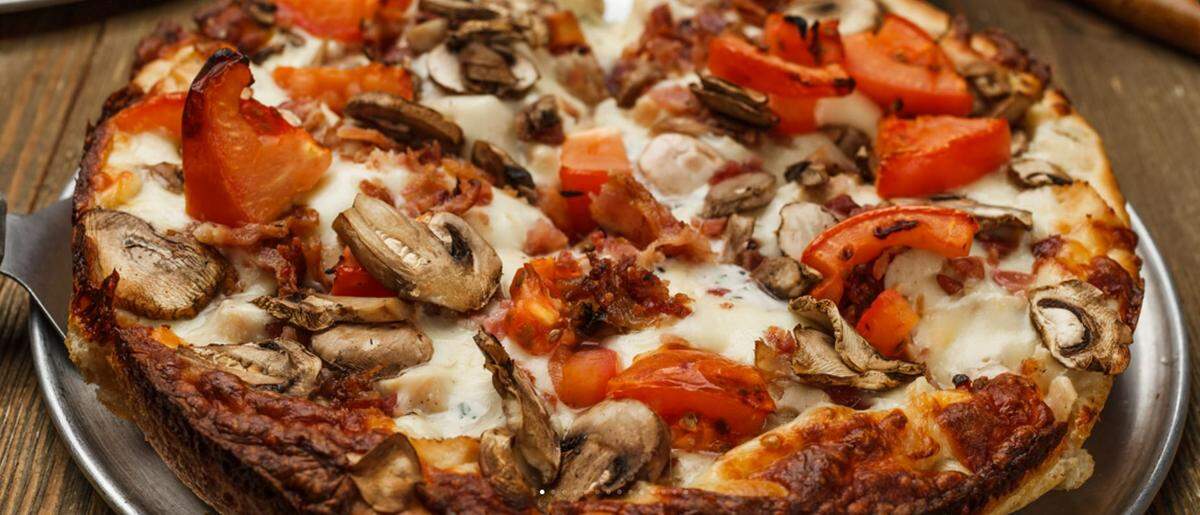 Sarducci’s offers thin crust, low carb crust and the classic pan pizza.
