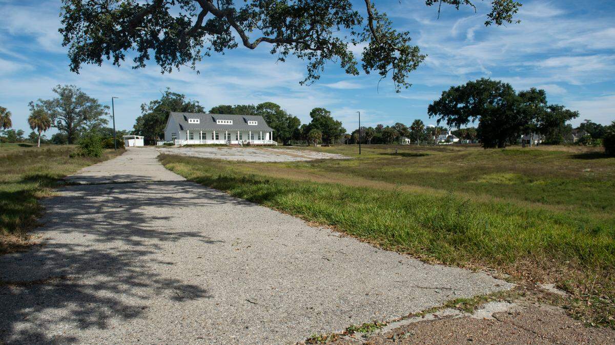 The driveway and former clubhouse of Great Southern Golf Club on Wednesday, Nov. 9, 2022. The club closed in May after the land was purchased for real estate development.