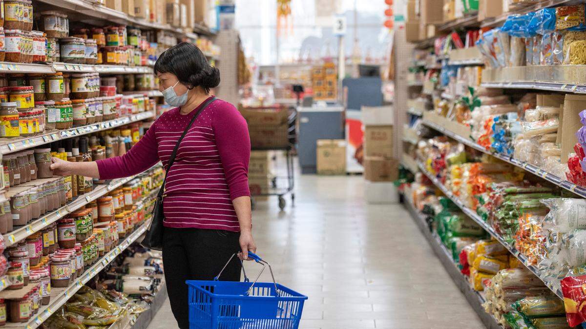 Shoppers browse the shelves at Lee’s Grocery in Biloxi on Monday, Jan. 24, 2022. Lee’s will be open regular hours on Christmas Day.