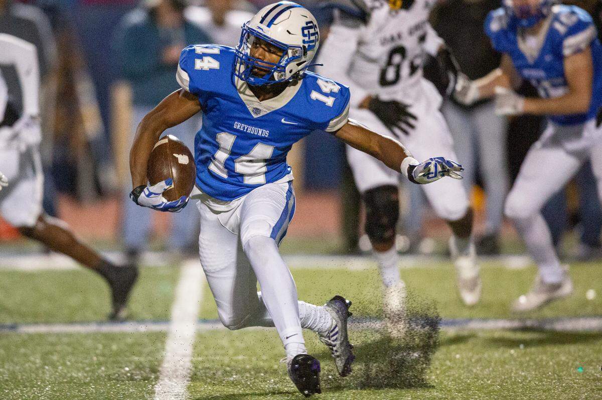 Ocean Springs’ John Paul Coulter runs the ball down the field during a 6A playoff game at Greyhound Stadium in Ocean Springs on Friday, Nov. 18, 2022.