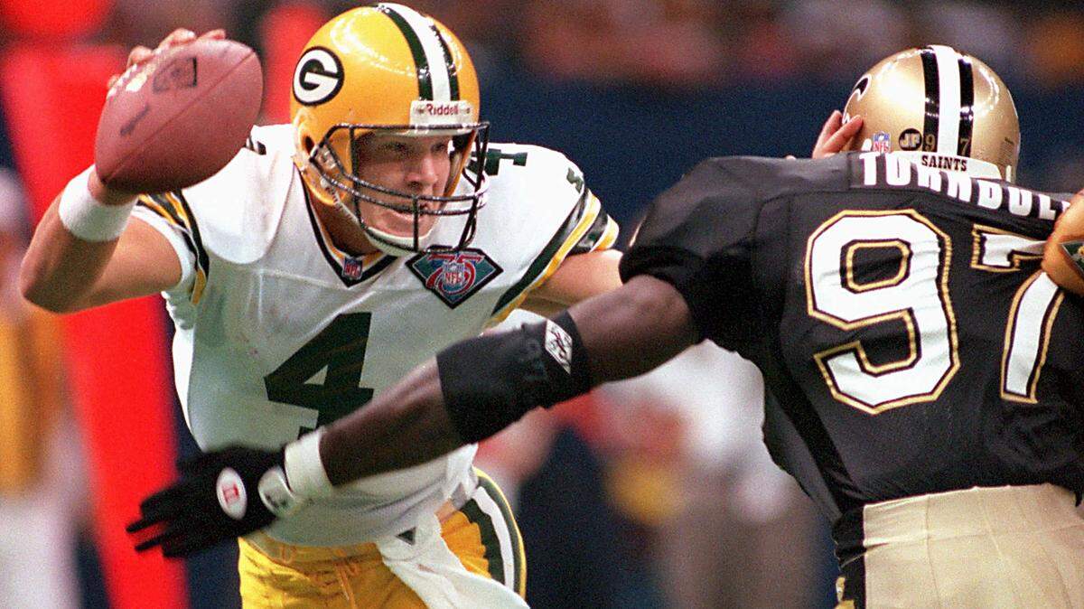 TIM ISBELL/SUN HERALD 
 Brett Favre (4) will have his number retired during halftime of Thursday's game between the Green Bay Packers and Chicago Bears at Lambeau Field.