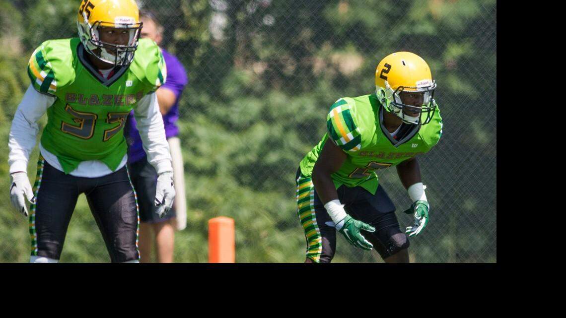 Hal Mumme's Belhaven squad dresses like the Oregon of D-III