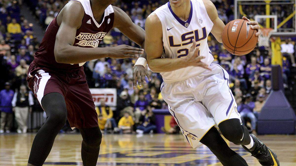 LSU forward Ben Simmons (25) drives past Mississippi State forward Aric Holman (35) on his way to the basket during an NCAA college basketball game in Baton Rouge, La., Saturday, Feb. 6, 2016. (Hilary Scheinuk /The Advocate via AP) MAGS OUT; INTERNET OUT; NO SALES; TV OUT; NO FORNS; LOUISIANA BUSINESS INC. OUT (INCLUDING GREATER BATON ROUGE BUSINESS REPORT, 225, 10/12, INREGISTER, LBI CUSTOM); MANDATORY CREDIT