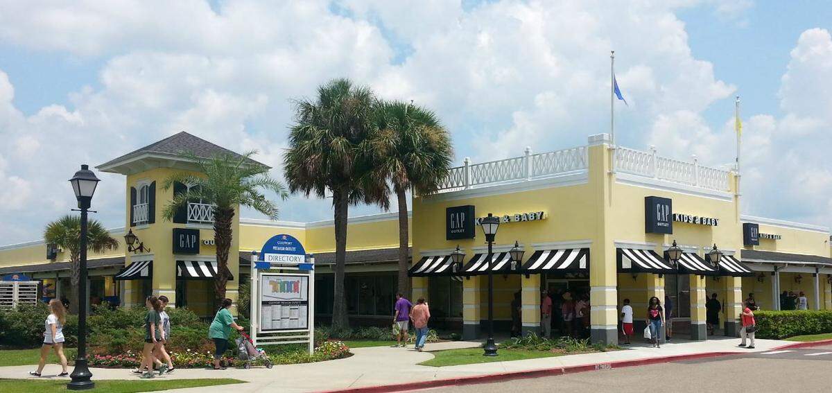 Shoppers at Gulfport Premium Outlets will find snacks at kiosks after the food court has closed.