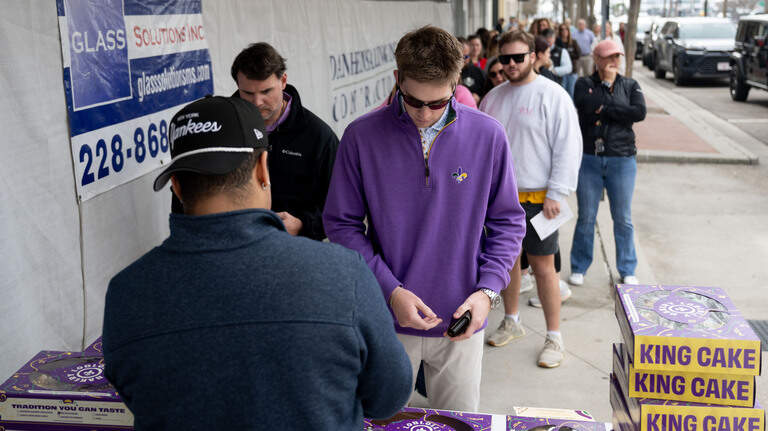Massive line forms for Loblolly Bakery king cakes, and not everyone walked away a winner