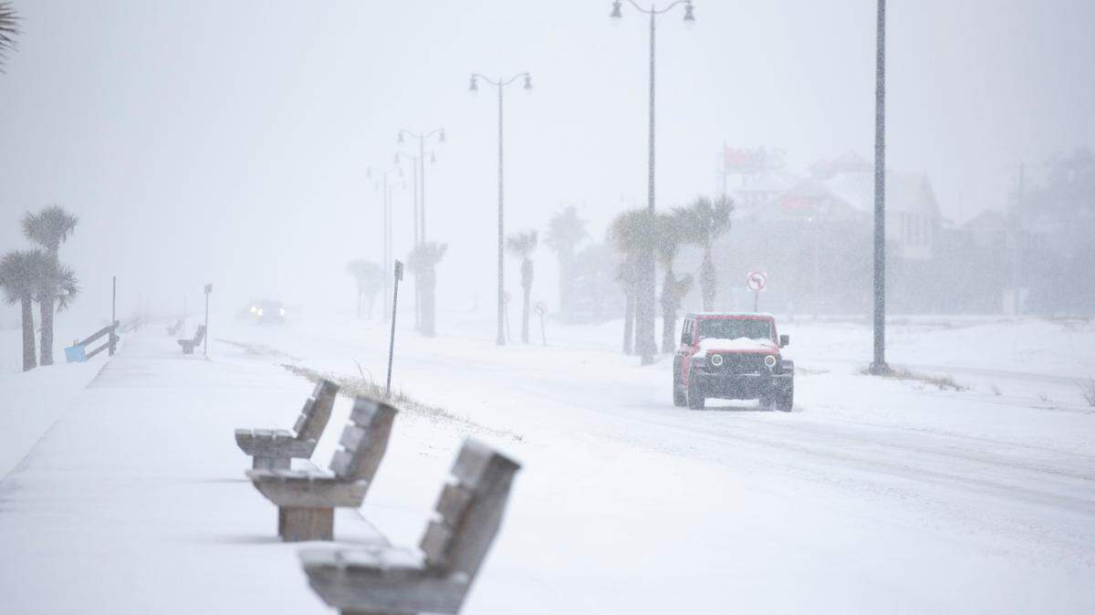 Cars drive along Highway 90 in Gulfport on Tuesday, Jan. 21, 2025.