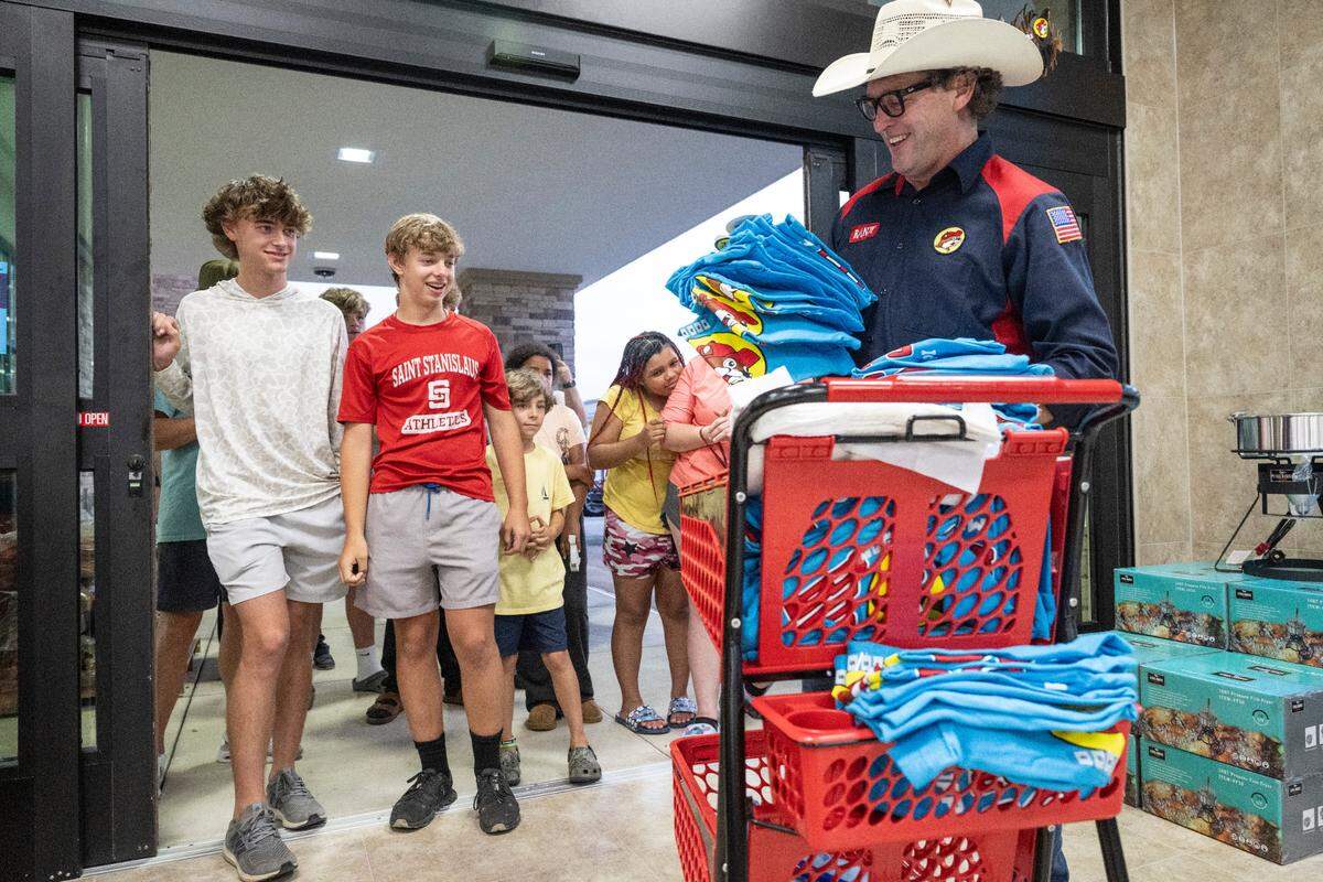 Randy Pauly, Buc-ee’s pitmaster, hands out t-shirts and welcomes customers to the opening of the Harrison County Buc-ee’s on Monday, June 9, 2025.