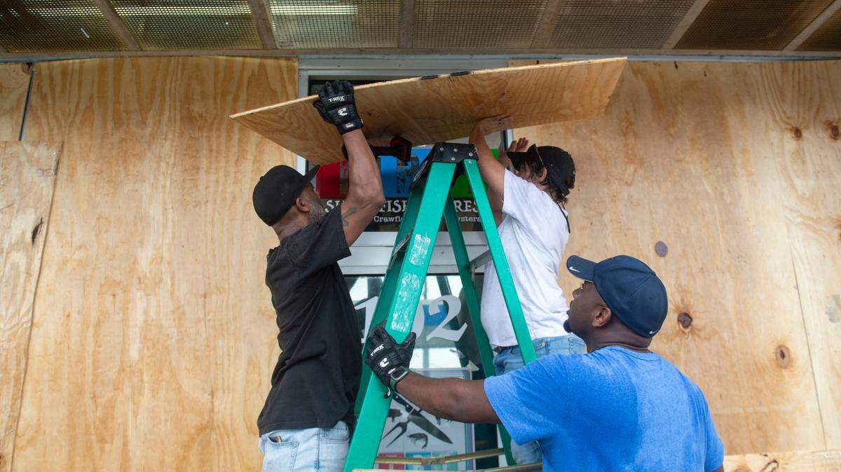 Tropical Storm Francine strengthens to Cat 1 hurricane & heads toward Louisiana, South MS