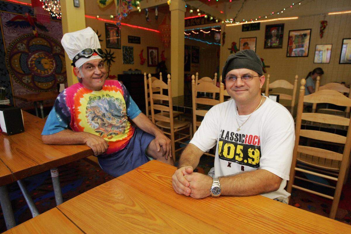 Darwell’s Cafe owners Darwell Yeager Jr., left, and Darwell Yeager III at the Long Beach restaurant in 2006.