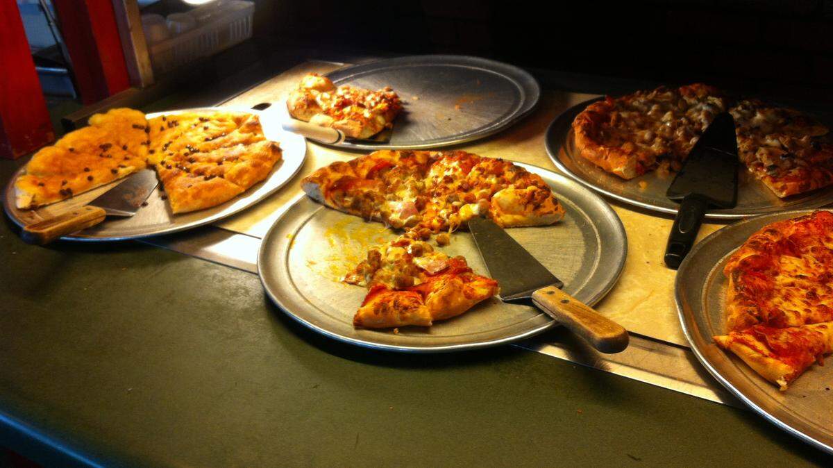 TAMMY SMITH/SUN HERALDThe pizza buffet at Deb's Pizza & Pasta in Poplarville includes the very popular Chocolate Chip Pizza, left.