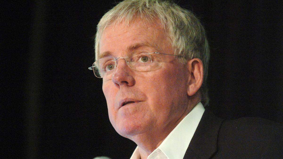 Jim Barksdale speaks during the Mississippi Renewal Forum meeting at the Isle of Capri hotel in Biloxi on Oct. 12, 2005.