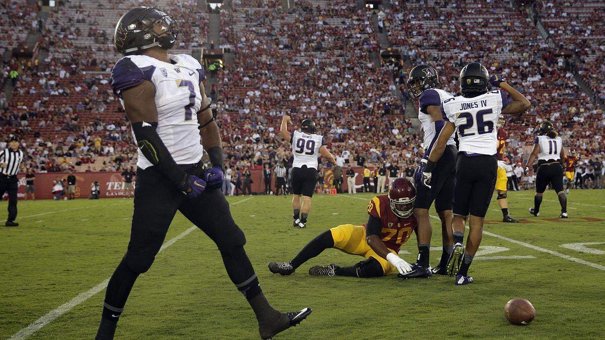 JAE C. HONG/ASSOCIATED PRESS 
 Washington linebacker Keishawn Bierria, left, reacts to a big play against USC on Oct. 8 in Los Angeles.