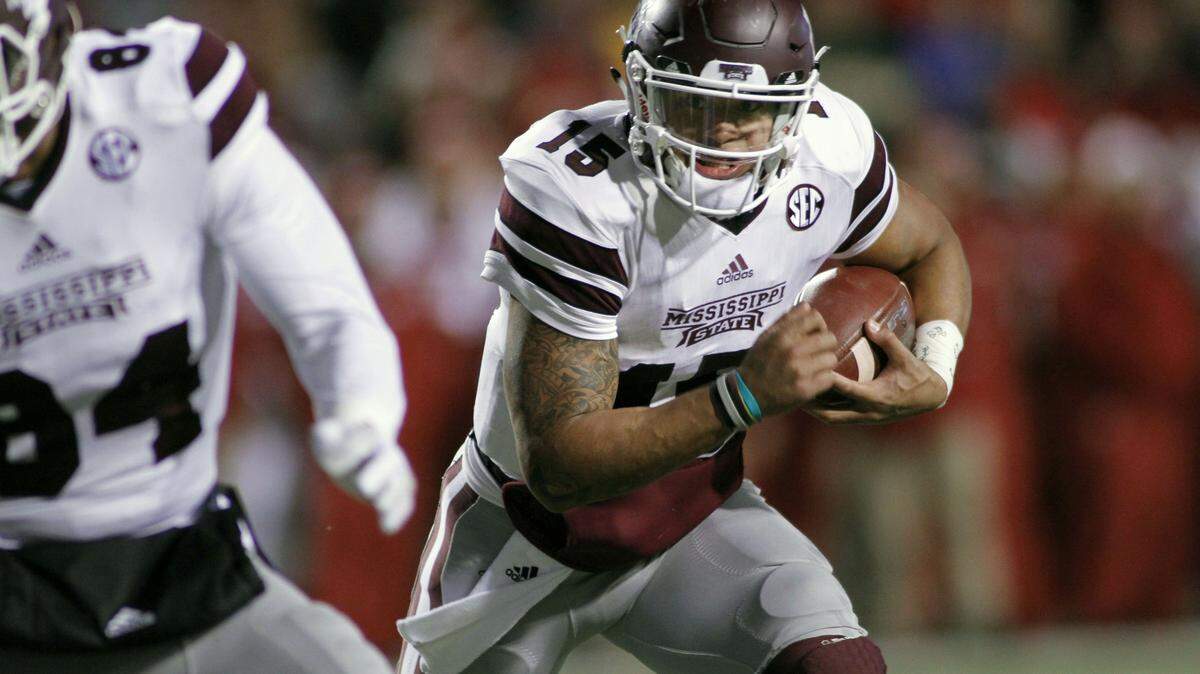 Mississippi State's Dak Prescott (15) keep the ball and runs during the the first half of an NCAA college football game against Arkansas, Saturday, Nov. 21, 2015 in Fayetteville, Ark. (AP Photo/Samantha Baker)