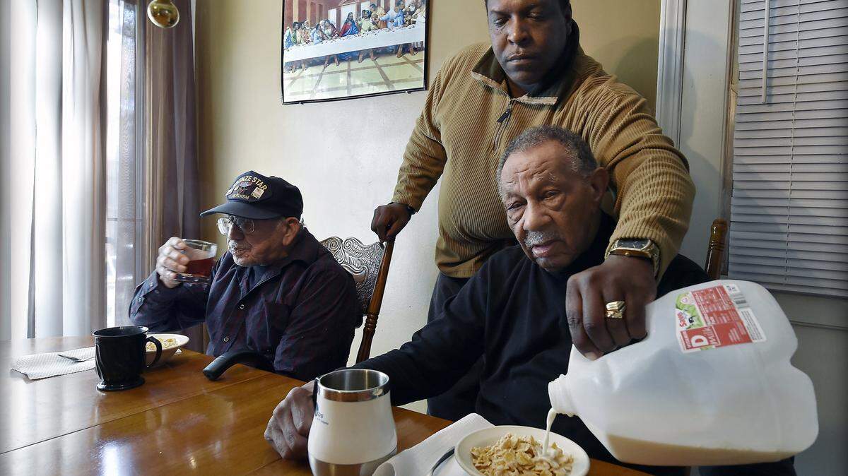 RICH SUGG/KANSAS CITY STAR/TNSRoque Riojas, left, and Thedosia Mobley are two war veterans being cared for by Julius Anderson in his south Kansas City home.