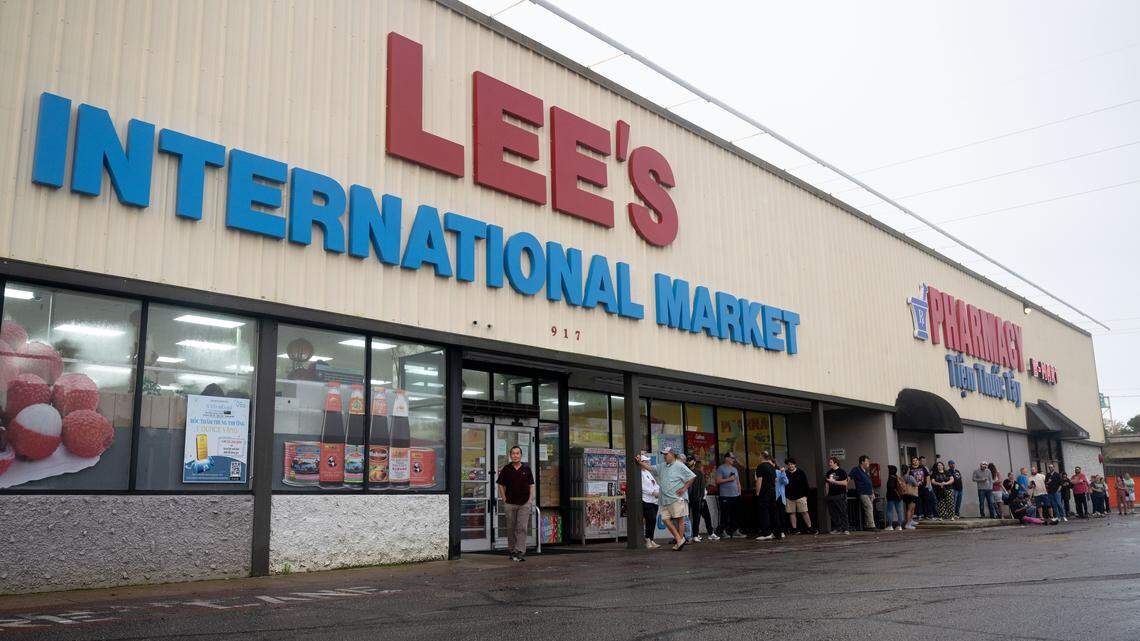 Crowd lines up before dawn for Dong Phuong king cakes at Lee’s International Market