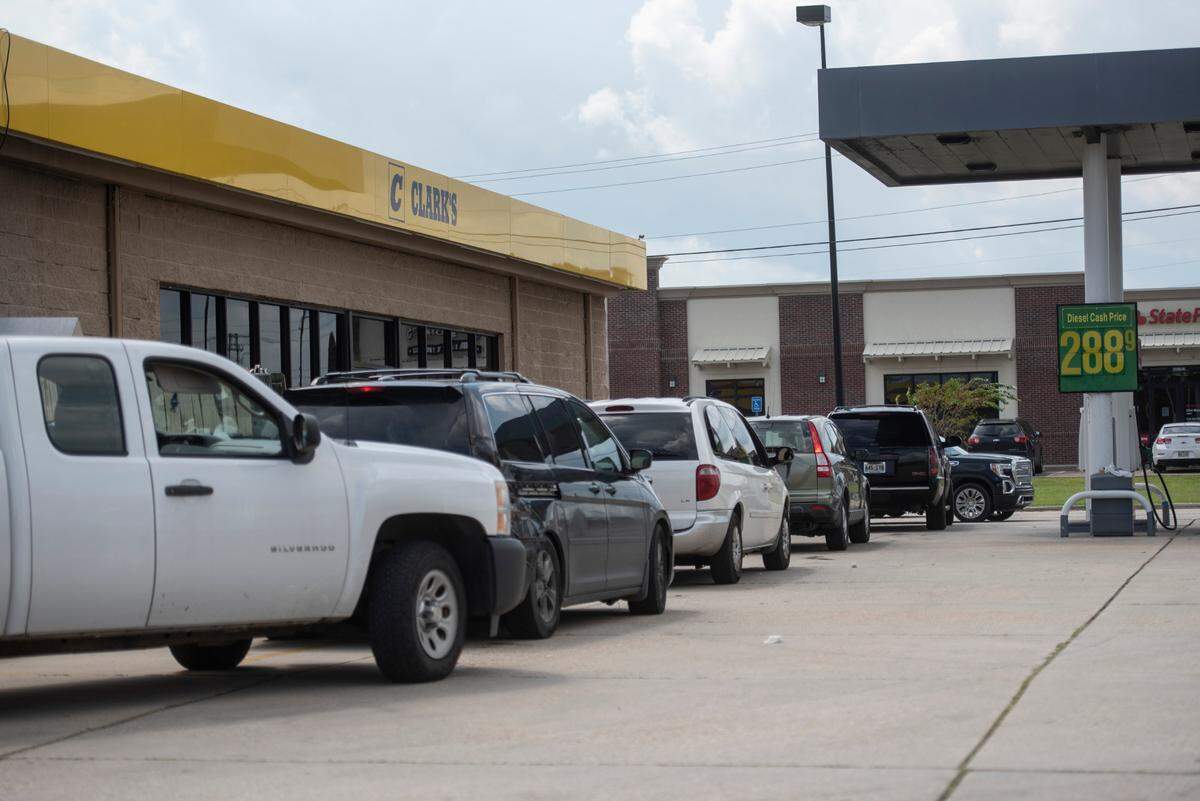 Cars line up at a Shell gas station in Gulfport on Wednesday, Sept. 1, 2021. Many people waited out Hurricane Ida in Louisiana traveled to Mississippi searching for gas to power their generators and cars as power remains out in southern Louisiana.