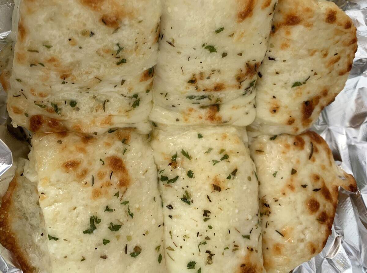 Garlic bread with a gooey cheese topping is bringing customers back for more at the new Manetti’s restaurant in Pascagoula.