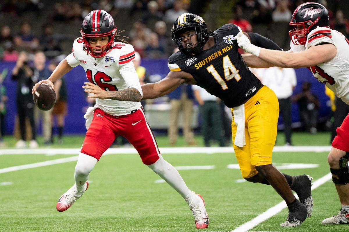 Southern Mississippi defensive lineman J'Mond Tapp (14) reaches out as he attempts to sack Western Kentucky quarterback Rodney Tisdale Jr. (16).