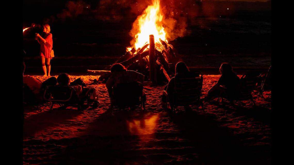 An Alabama town came together days before Thanksgiving to make a dying man’s final wish come true: Tommy Epperly wanted to see his family gathered around a beach bonfire, roasting marshmallows.