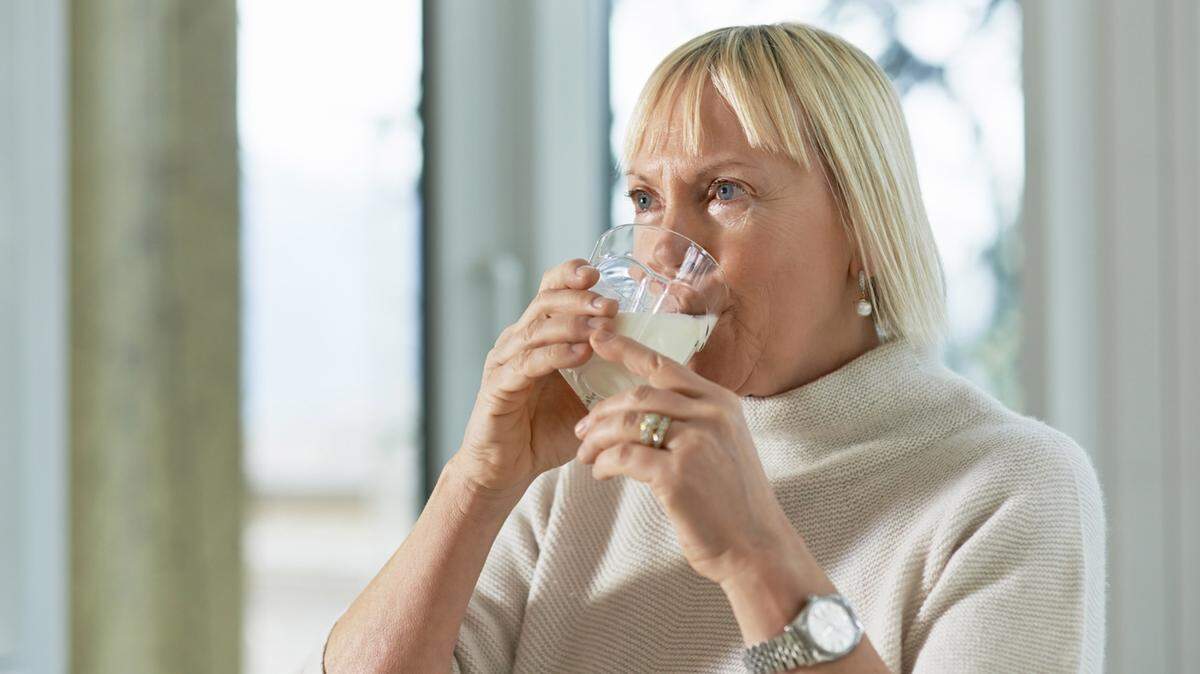 FOTOLIA/TNSThe Institute of Medicine gives guidelines of 1,200 mg of calcium in women 51 years of age and older, 1,000 mg daily for men 51 to 70 years old and 1,200 mg for those above 70.