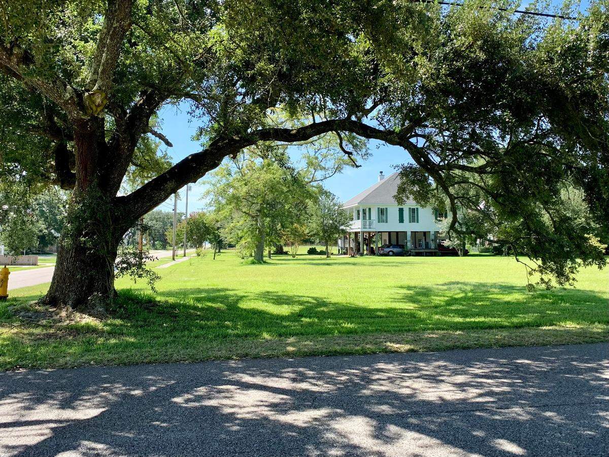 Hurricane Katrina left many open lots in Long Beach, where Dale and Shelia Stennett are building beach-style homes and townhouses.