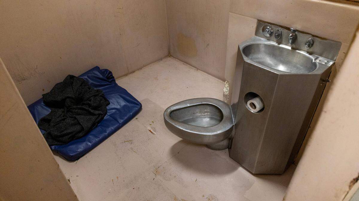 A padded cell used to hold people awaiting psychiatric evaluation and court-ordered treatment at the Adams County jail in Natchez, Mississippi. Lacey Robinette Handjis, a 37-year-old hospice care consultant and mother of two, was found dead in one of the jail’s two padded cells in late August, less than 24 hours after she was booked with no criminal charges to await mental health treatment. (Eric J. Shelton/Mississippi Today)