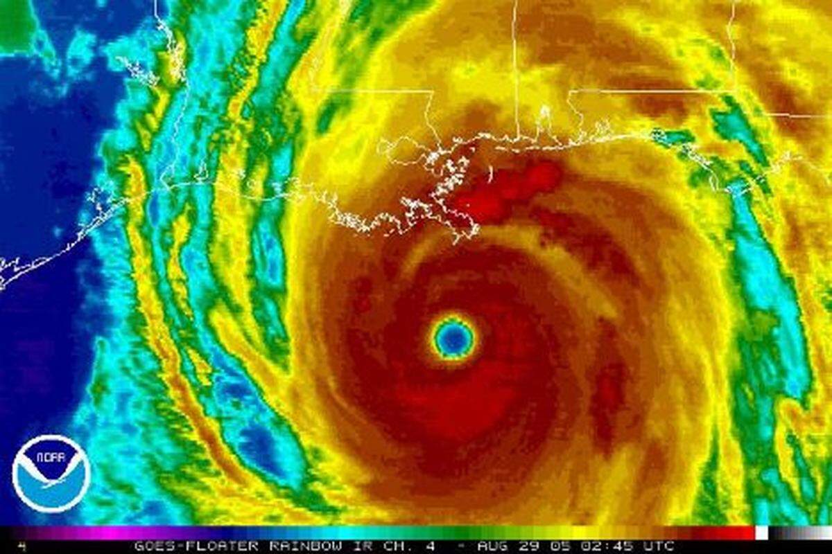 Devastating Hurricane Katrina heads ashore