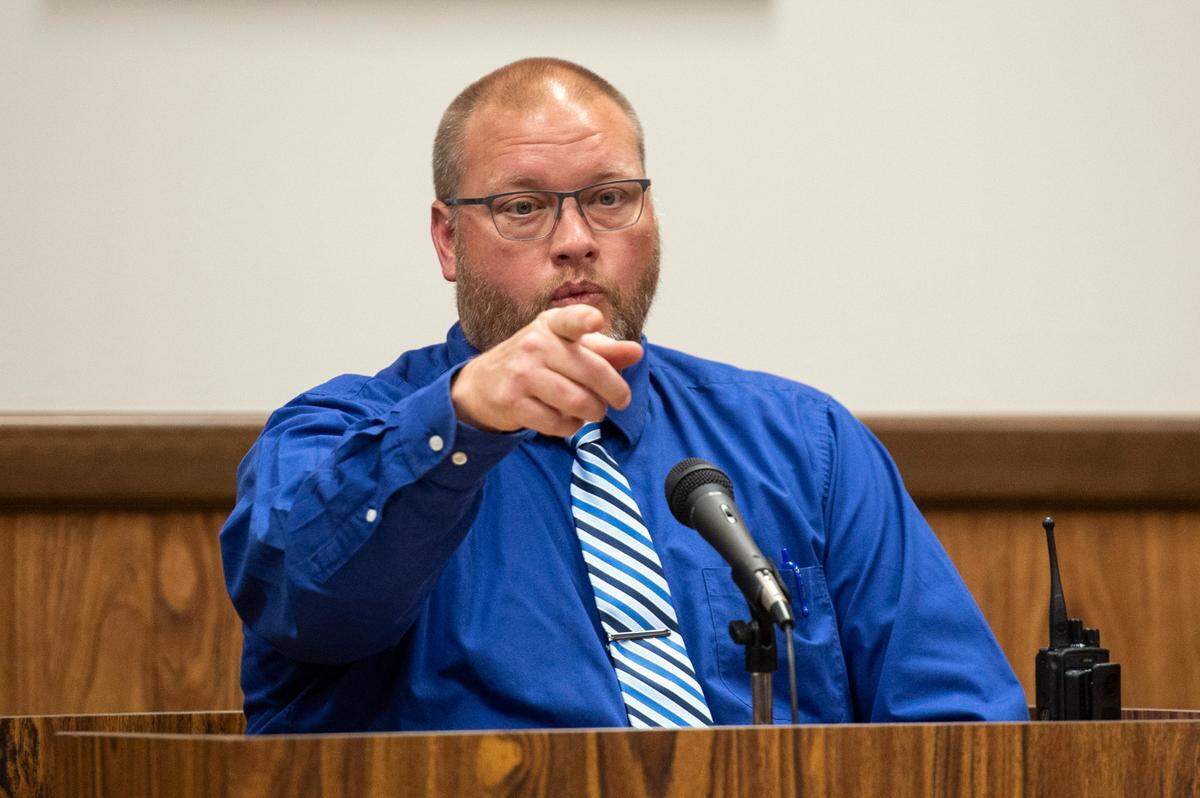 Waveland Police Investigator Eddie Hursey points out Alan Moran as Hursey testifies on the witness stand during Moran’s revocation hearing in Harrison County Circuit Court in Gulfport on Thursday, Dec. 19, 2024.