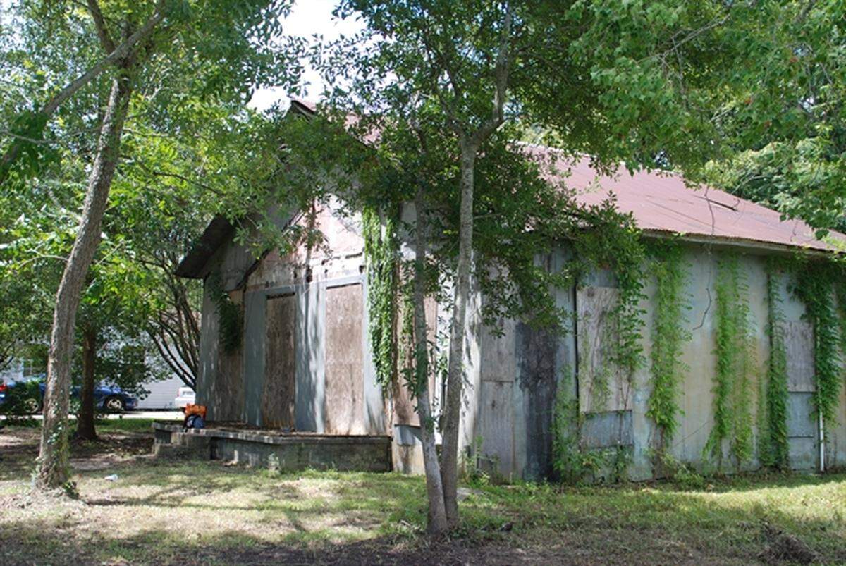 The old Phoenix Naval Stores office is shown before its restoration. It was the only building that survived a 1943 explosion at the plant because the walls and roof were made of concrete. The building, used as a rental home for years, is almost restored on Creosote Road in Gulfport’s Turkey Creek community.