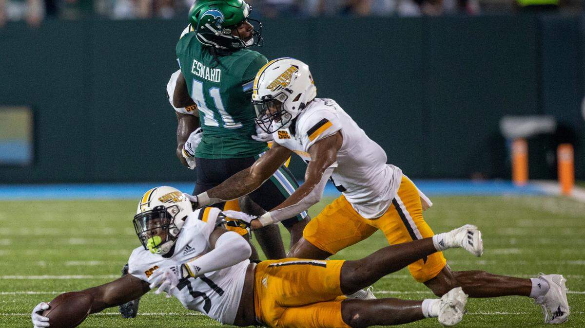 Southern Miss Golden Eagles linebacker Daylen Gill (31) recovers a loose ball during a game against Tulane at Yulman Stadium in New Orleans on Saturday, Sept. 24, 2022.