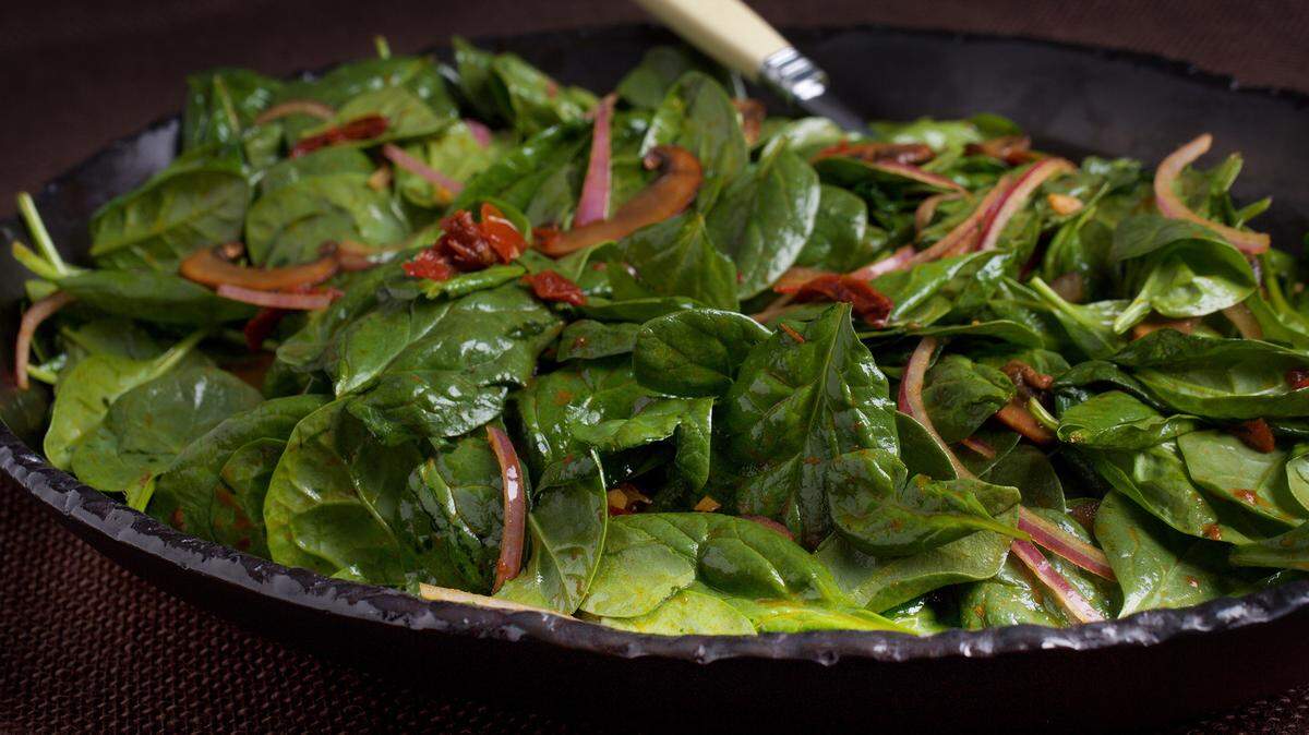 DEB LINDSEY/THE WASHINGTON POSTThis is a warm spinach salad with mushrooms and sun-dried tomatoes.