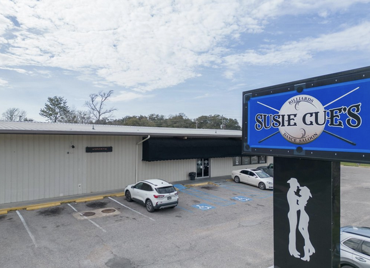 Susie Cue’s is a block from the beach and close to the Biloxi line.