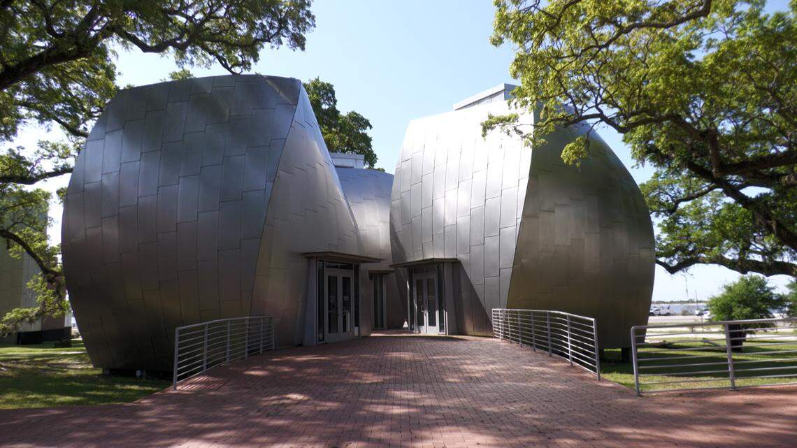 Architect Frank Gehry’s signature curves welcome visitors to the Ohr-O’Keefe Museum of Art in Biloxi. The museum honors the legacy of George Ohr, the “Mad Potter of Biloxi,” and showcases regional art and culture.