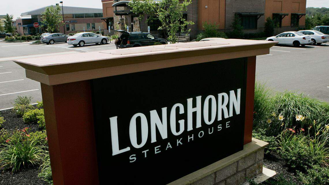 An Augusta, Georgia man is charged with making terroristic threats after he’s accused of pointing a rifle at Longhorn Steakhouse guests on New Year’s Eve.