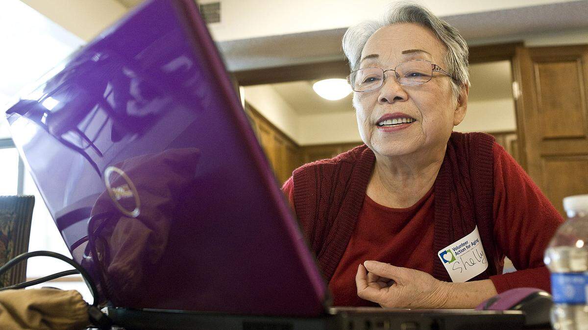 NICK AGRO/ORANGE COUNTY REGISTER/TNSShelly Hu browses the Internet on a laptop computer at Woodbridge Manor in Irvine, Calif.