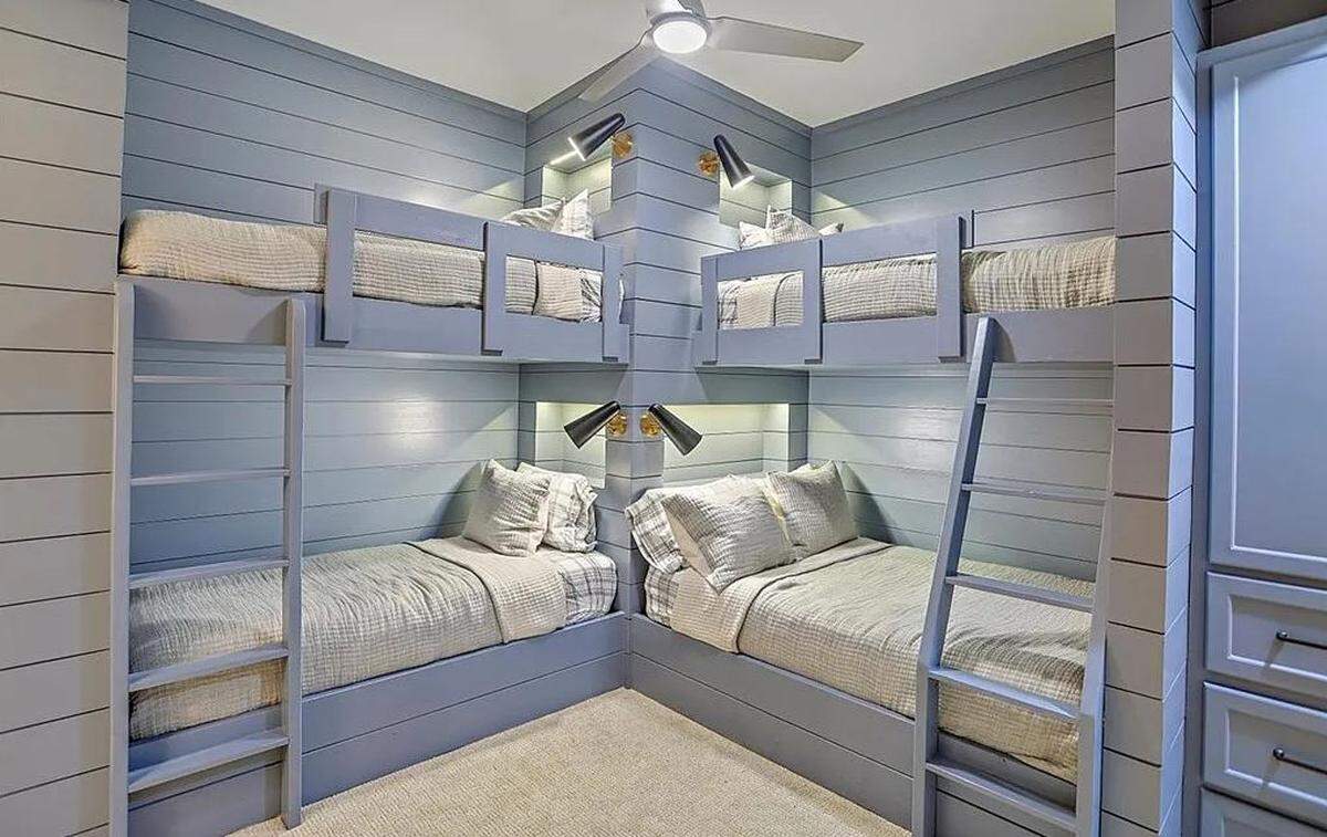 Steps away from Oxford Square and room to sleep a half dozen Ole Miss Rebels, this townhome is up for sale.