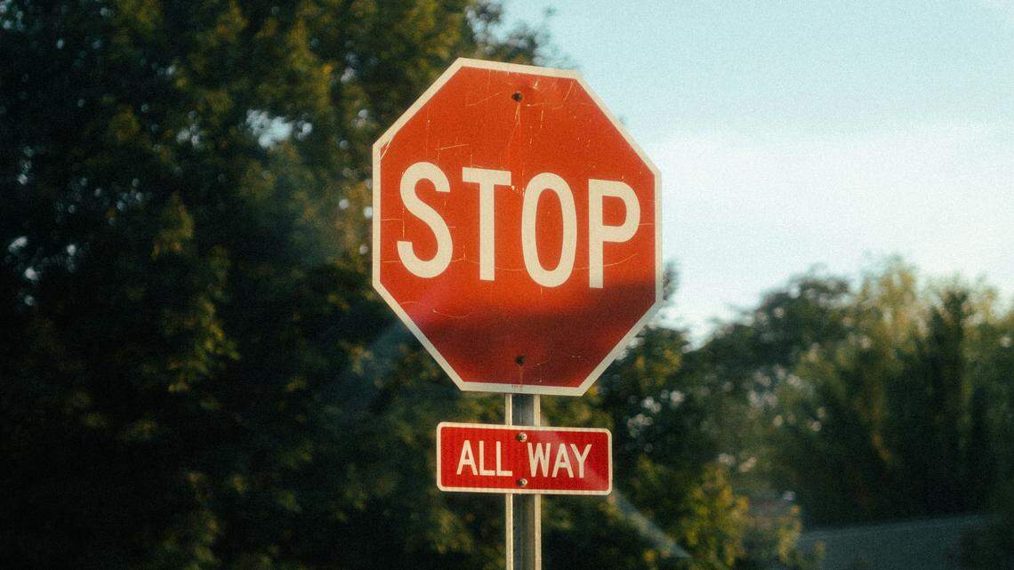 Who has the right-of-way at a 4-way stop in MS? What state law says