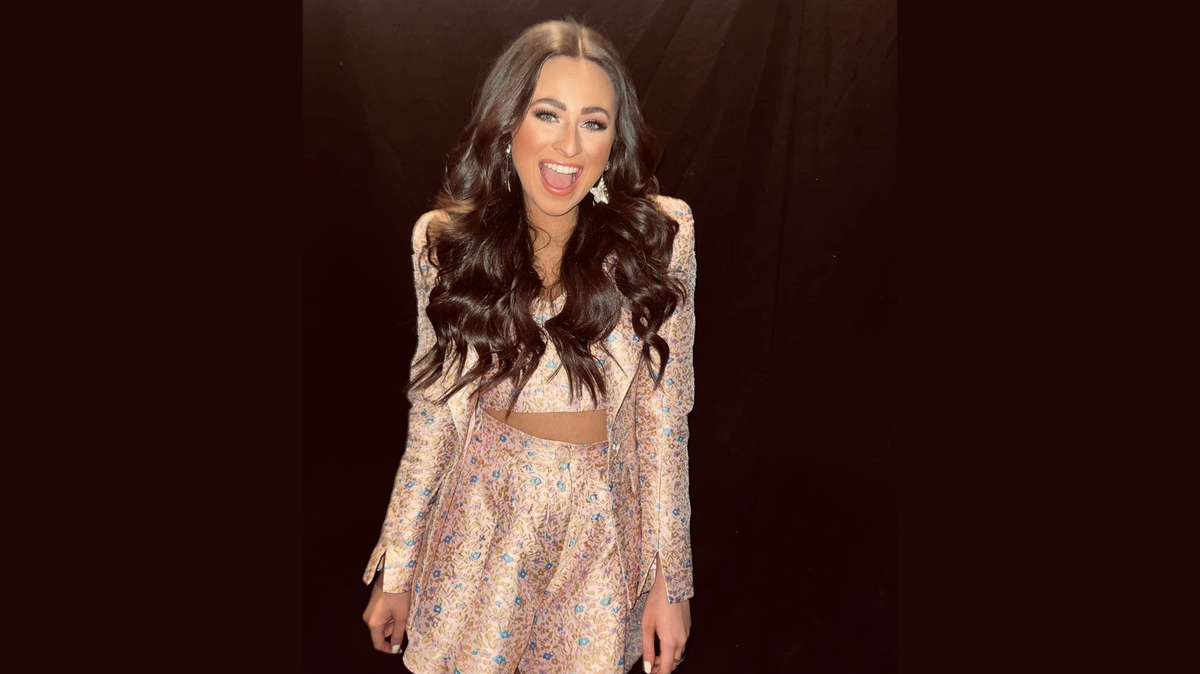 Former Miss Mississippi Holly Brand advances to Knockouts on “The Voice” with Team Kelly Clarkson.