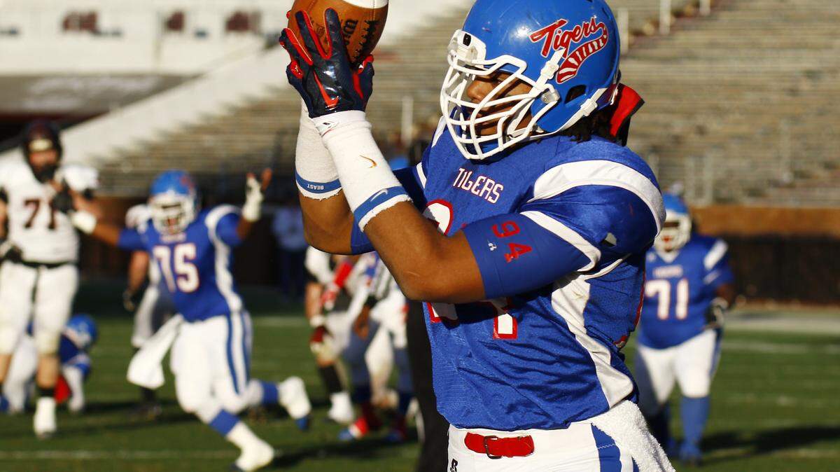 Noxubee County's Jeffery Simmons scores with a 17-yard touchdown pass against St. Stanislaus in the first half of their Mississippi 4A Championship high school football game on Saturday, Dec. 6, 2014, in Starkville, Miss. (AP Photo/Rogelio V. Solis)