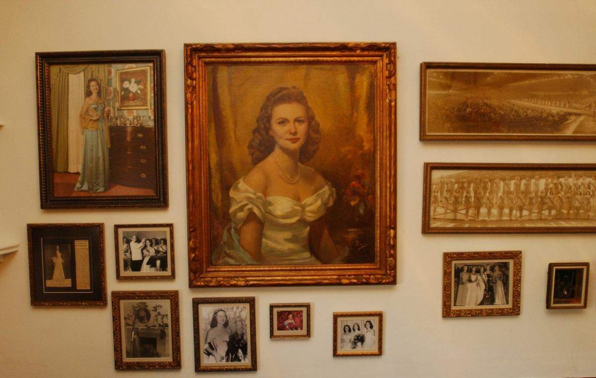 A back wall of Marguerite’s Italian Village in Pascagoula was dedicated to owner Liz O’Cain’s mother Katherine Wright Hunt of Ocean Springs who was Miss University at Ole Miss, Miss Mississippi, and first-runner-up at the Miss America pageant in 1949. Hunt was also Mississippi’s first Miss Hospitality.