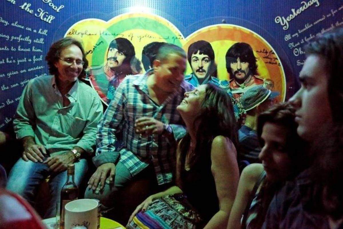 Varios cubanos disfrutan de una noche divertida en el club nocturno Submarino Amarillo, en La Habana, que tiene un ambiente inspirado en los Beatles.