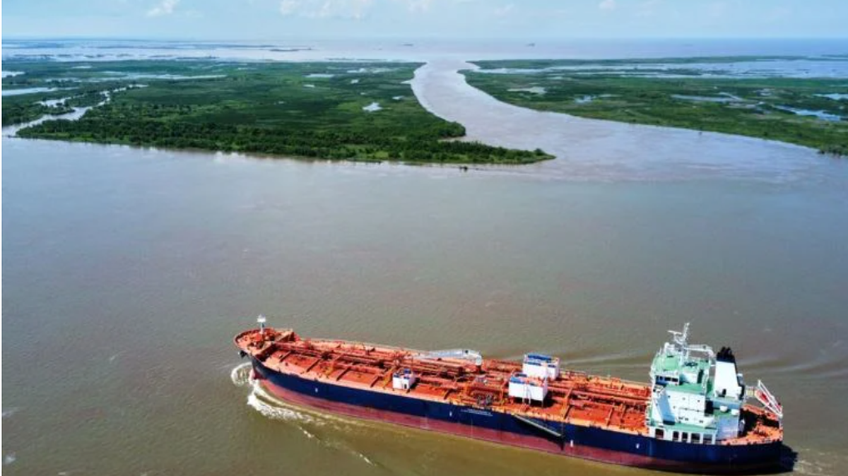 A tanker travels up the Mississippi River. (Max Becherer/The Times-Picayune)