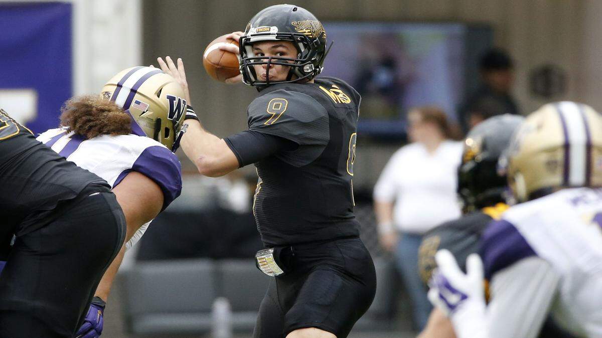 RON JENKINS/ASSOCIATED PRESS 
 Southern Mississippi quarterback Nick Mullens (9) looks for an open receiver against Washington.